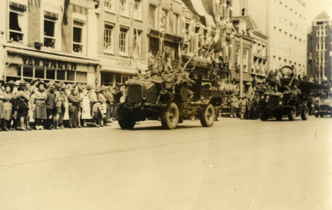 605153 Afbeelding van de Memorial D-Day Parade van de 3rd Canadian Infantry Division op het Vredenburg te Utrecht.